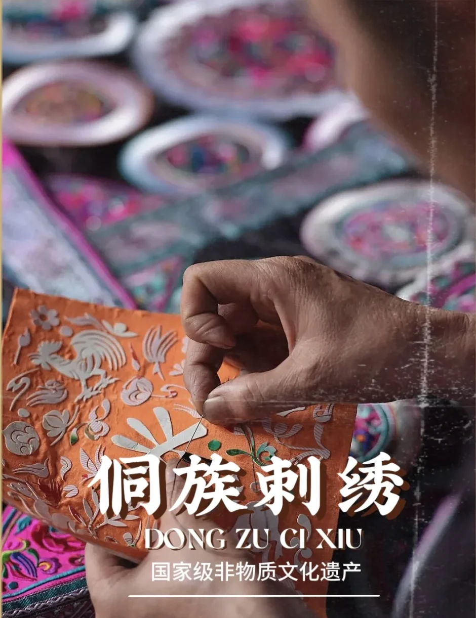 刺绣设计通常从自然界的花鸟、动物、几何图案或传统符号中汲取灵感。