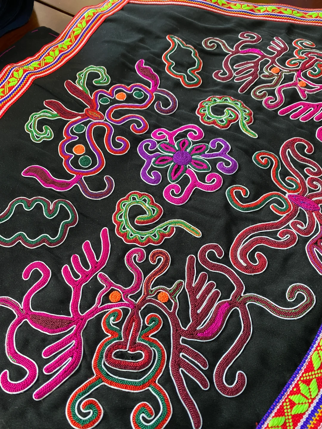 作品继承了北部侗族滚边绣的特点 造型写意夸张、内容色彩丰富