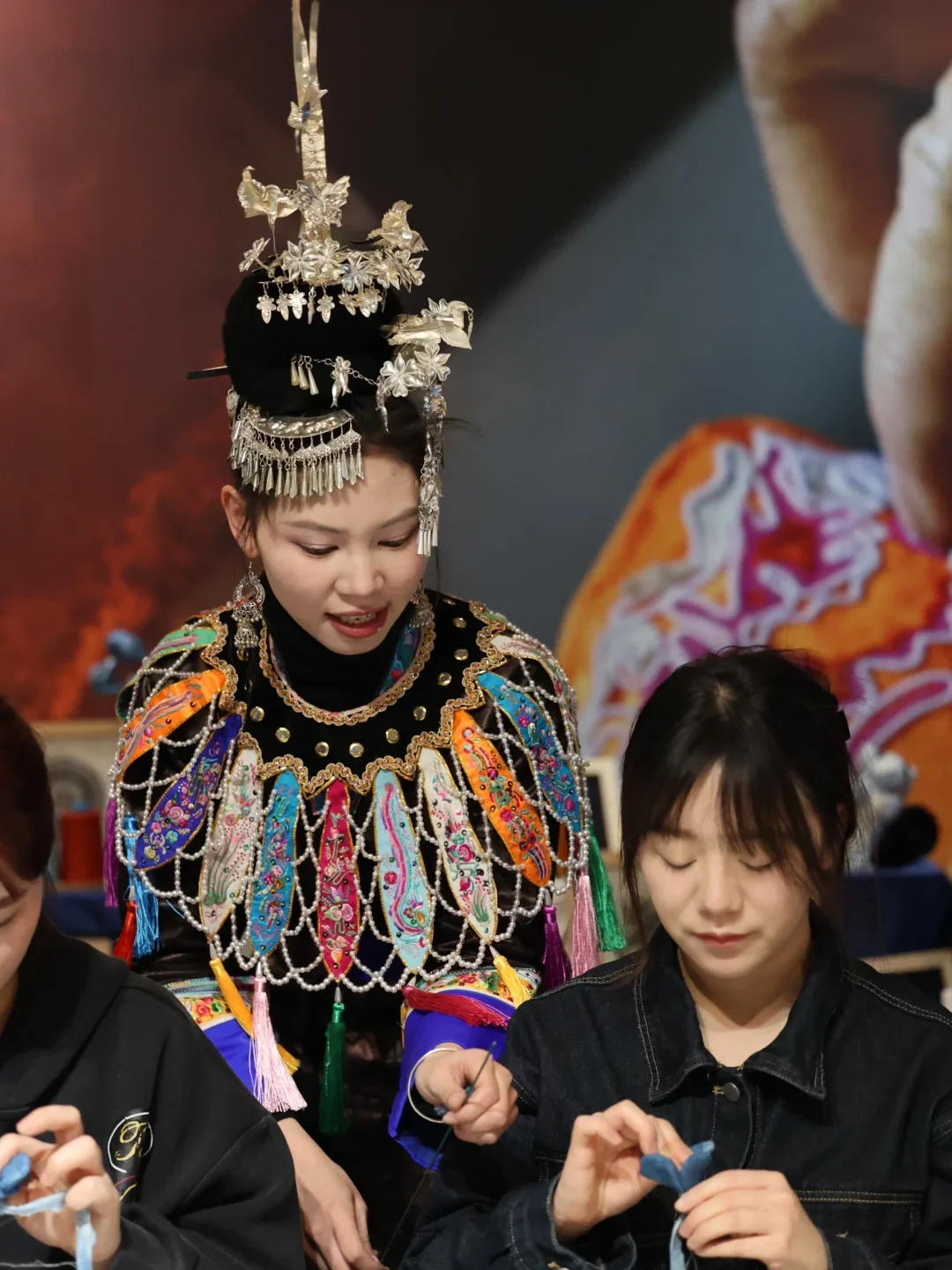 绣娘用针与线，在布料上逐针逐线地完成图案。每一针都需精心刺入，保持图案的完整与细腻。